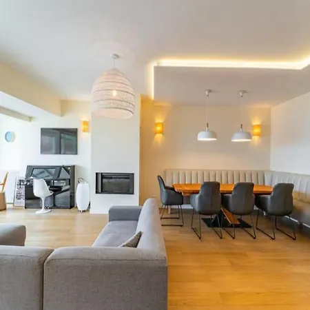 Sumptuous With Beach Access